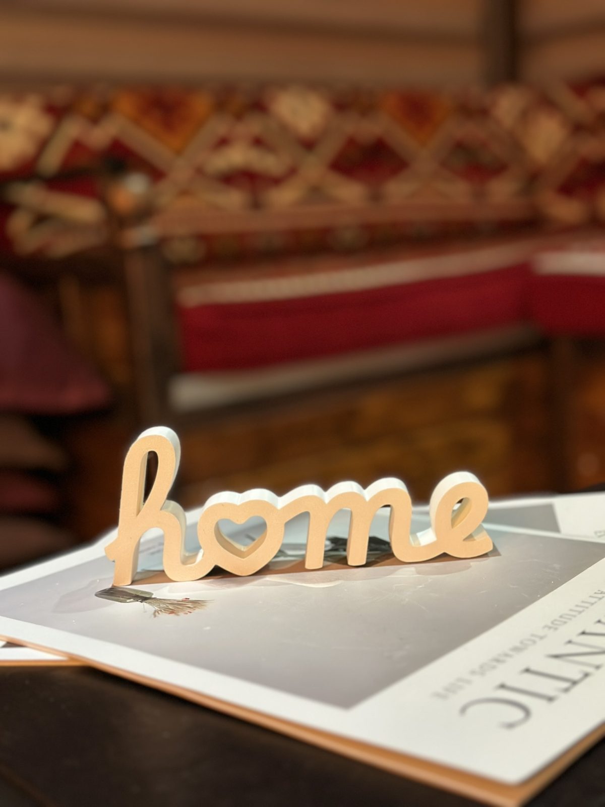 Home Yazılı Dekoratif Obje 16x4cm – 3D Baskı Minimal Ev Dekoru Masa ve Dresuar Süsü