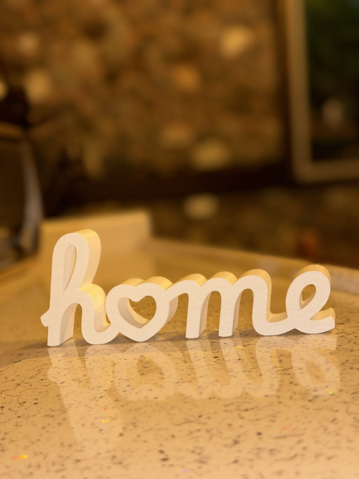 Home Yazılı Dekoratif Obje 16x4cm – 3D Baskı Minimal Ev Dekoru Masa ve Dresuar Süsü