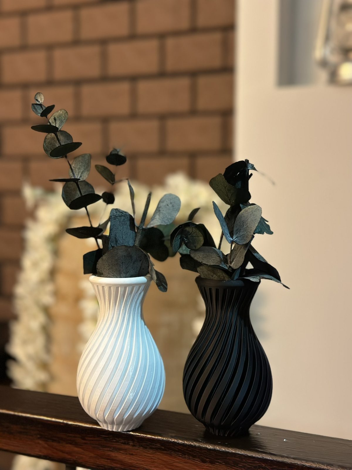 2'li Modern Dekoratif Vazo Seti – 3D Baskı Siyah Beyaz Plastik Minimal Tasarım Vazo